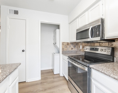 3900 Woodchase Drive - Photo Thumbnail 9