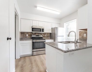 3900 Woodchase Drive - Photo Thumbnail 6