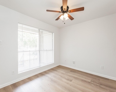 3900 Woodchase Drive - Photo Thumbnail 11