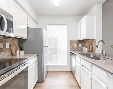 3900 Woodchase Drive - Photo Thumbnail 7