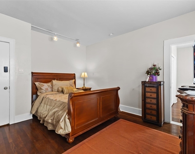 2511 Whitney - Photo Thumbnail 11