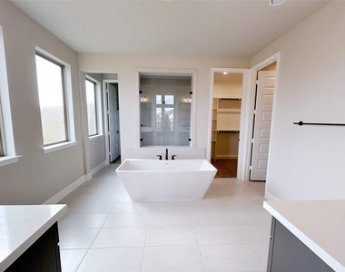5515 Holly Hollow Lane - Photo Thumbnail 10