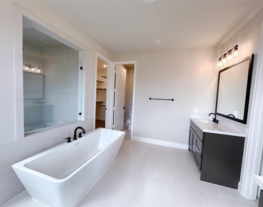 5515 Holly Hollow Lane - Photo Thumbnail 11