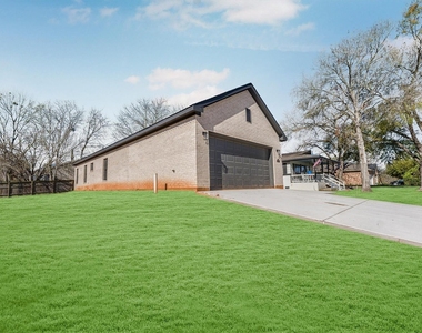 10703 Hillside Drive - Photo Thumbnail 6