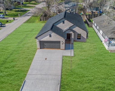 10703 Hillside Drive - Photo Thumbnail 11