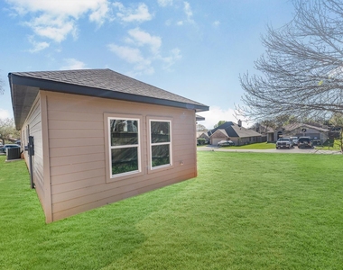 10703 Hillside Drive - Photo Thumbnail 8