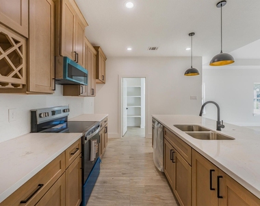 10703 Hillside Drive - Photo Thumbnail 21