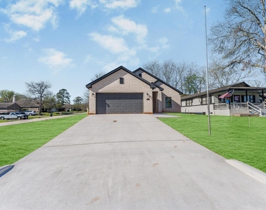 10703 Hillside Drive - Photo Thumbnail 4