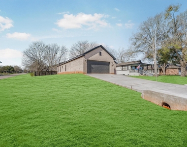 10703 Hillside Drive - Photo Thumbnail 5