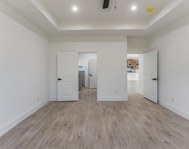 10703 Hillside Drive - Photo Thumbnail 40