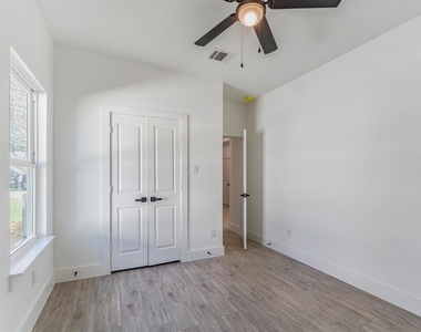 10703 Hillside Drive - Photo Thumbnail 17