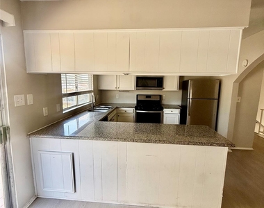 3403 Meadowview Dr - Photo Thumbnail 5
