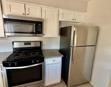 3403 Meadowview Dr - Photo Thumbnail 6