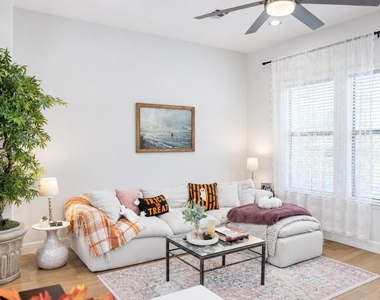 2904 Chenevert Street - Photo Thumbnail 2