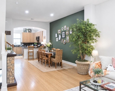 2904 Chenevert Street - Photo Thumbnail 5