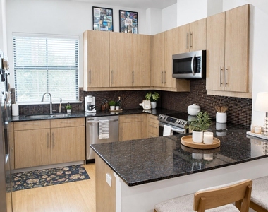2904 Chenevert Street - Photo Thumbnail 6