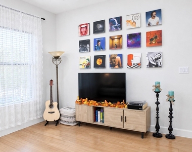 2904 Chenevert Street - Photo Thumbnail 4