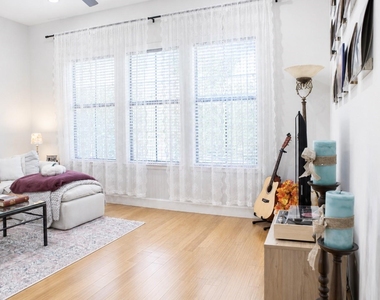 2904 Chenevert Street - Photo Thumbnail 3