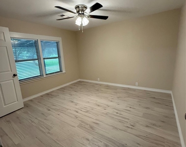 1102 E 2nd Street - Photo Thumbnail 10