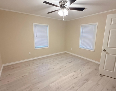 1102 E 2nd Street - Photo Thumbnail 9