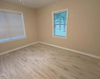 1102 E 2nd Street - Photo Thumbnail 7