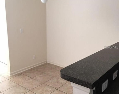 804 Carlyle Lane - Photo Thumbnail 9