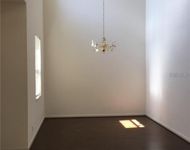 804 Carlyle Lane - Photo Thumbnail 5