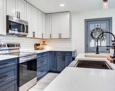 4609 W Hawthorne Road - Photo Thumbnail 10