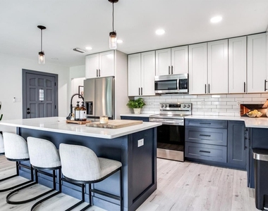 4609 W Hawthorne Road - Photo Thumbnail 16