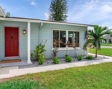 4609 W Hawthorne Road - Photo Thumbnail 3