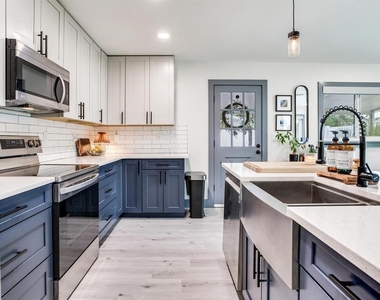 4609 W Hawthorne Road - Photo Thumbnail 9