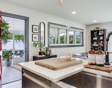 4609 W Hawthorne Road - Photo Thumbnail 11