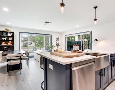 4609 W Hawthorne Road - Photo Thumbnail 12