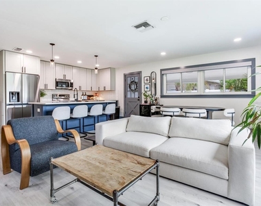 4609 W Hawthorne Road - Photo Thumbnail 7