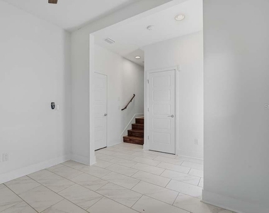 4810 W Mcelroy Avenue - Photo Thumbnail 8