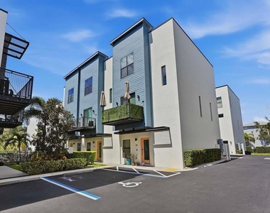 4810 W Mcelroy Avenue - Photo Thumbnail 1