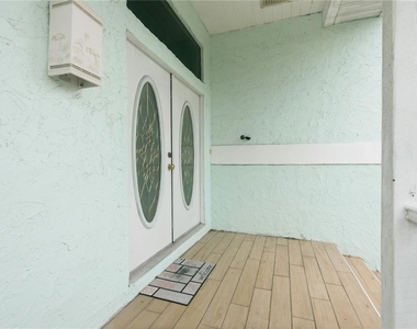6225 Bayside Drive - Photo Thumbnail 2