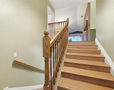 6225 Bayside Drive - Photo Thumbnail 5