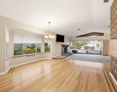 6225 Bayside Drive - Photo Thumbnail 6