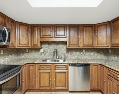 6225 Bayside Drive - Photo Thumbnail 18