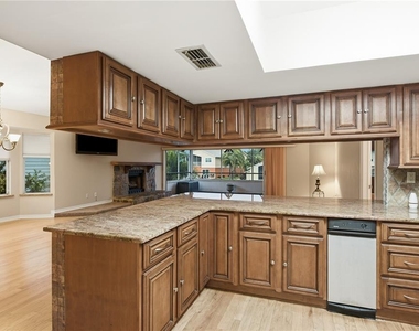 6225 Bayside Drive - Photo Thumbnail 16
