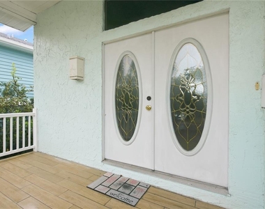 6225 Bayside Drive - Photo Thumbnail 3