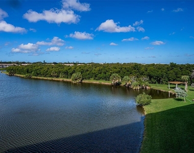 6450 Shoreline Drive - Photo Thumbnail 11