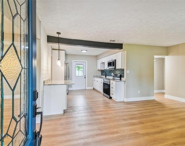 1717 W Eldred Drive - Photo Thumbnail 5