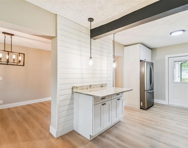 1717 W Eldred Drive - Photo Thumbnail 6