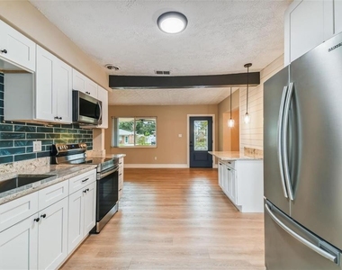 1717 W Eldred Drive - Photo Thumbnail 10