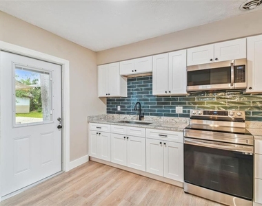 1717 W Eldred Drive - Photo Thumbnail 8