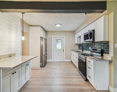 1717 W Eldred Drive - Photo Thumbnail 7