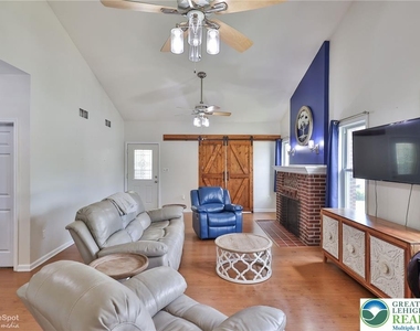 1635 E Emmaus Avenue - Photo Thumbnail 13