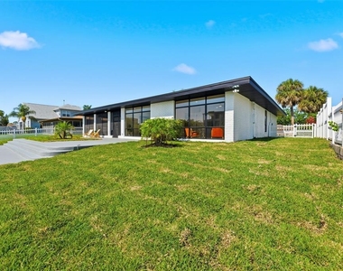 3917 E Eden Roc Circle - Photo Thumbnail 19